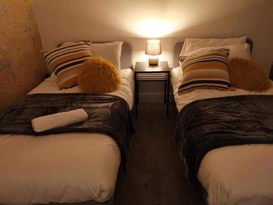 Corner House, Sleeps 8 In 4 Bedrooms, Near Train Station, Great Value! Manchester Exterior photo