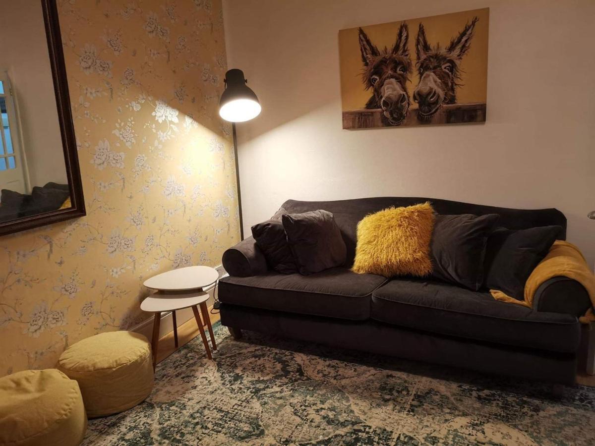 Corner House, Sleeps 8 In 4 Bedrooms, Near Train Station, Great Value! Manchester Exterior photo