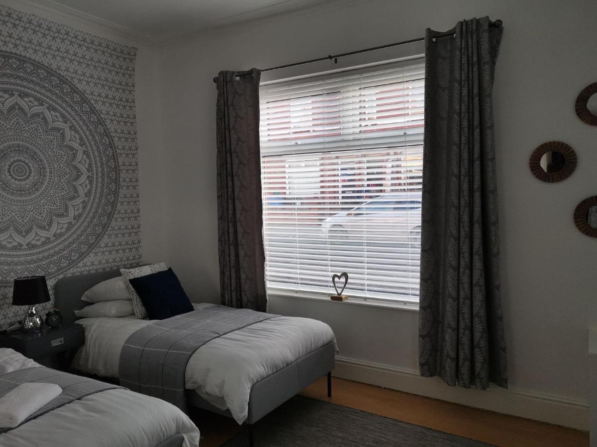 Corner House, Sleeps 8 In 4 Bedrooms, Near Train Station, Great Value! Manchester Exterior photo